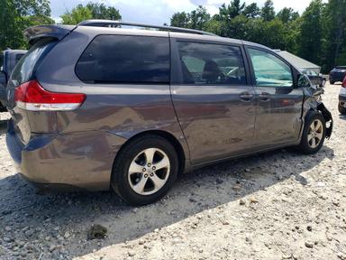 Vue de 2014 TOYOTA SIENNA LE, angle 3