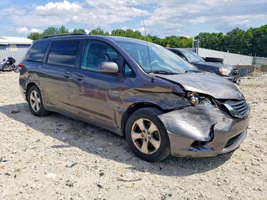 Vue de 2014 TOYOTA SIENNA LE, angle 4