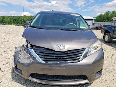 Vue de 2014 TOYOTA SIENNA LE, angle 5