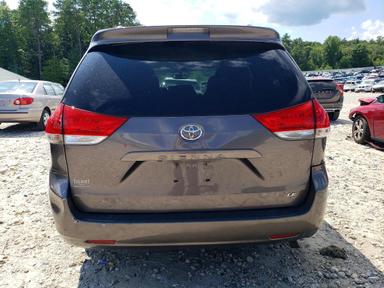Vue de 2014 TOYOTA SIENNA LE, angle 6