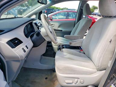 Vue de 2014 TOYOTA SIENNA LE, angle 7