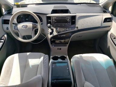 Vue de 2014 TOYOTA SIENNA LE, angle 8