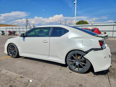 Vue de 2015 SCION TC BASE, angle 2