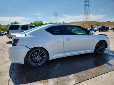 Vue de 2015 SCION TC BASE, angle 3