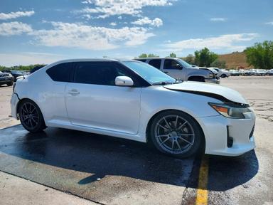 Vue de 2015 SCION TC BASE, angle 4