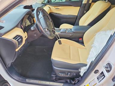 Vue de 2021 LEXUS NX300, angle 7