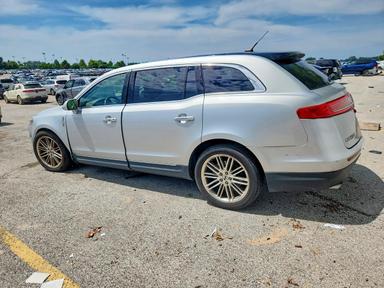 Vue de 2015 LINCOLN MKT, angle 2