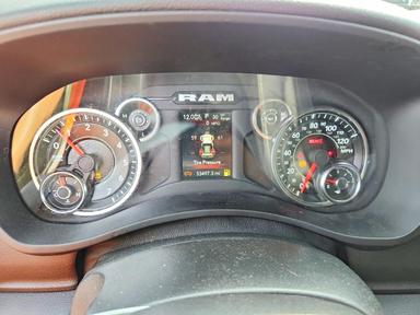 2023 RAM 3500 BIG HORN view, angle 9