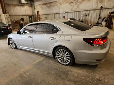 Vista de 2013 LEXUS LS 460L, ángulo 2