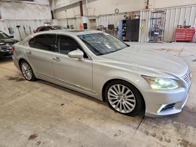 Vista de 2013 LEXUS LS 460L, ángulo 4