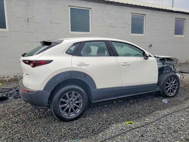 منظر 2024 MAZDA CX-30، زاوية 3