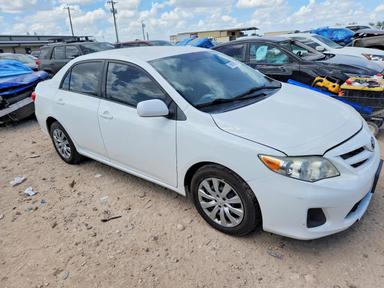 Вид 2012 TOYOTA COROLLA LE, угол 4