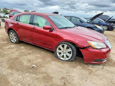 Vue de 2013 CHRYSLER 200 TOURING, angle 4