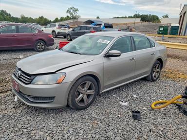 منظر 2013 VOLKSWAGEN PASSAT SE، زاوية 1