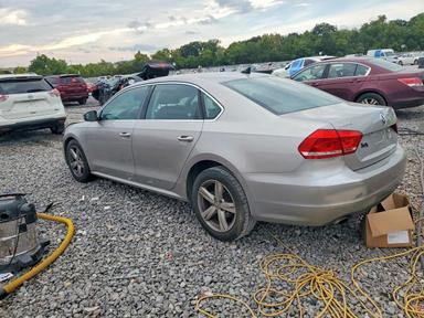 منظر 2013 VOLKSWAGEN PASSAT SE، زاوية 2