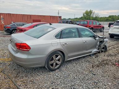منظر 2013 VOLKSWAGEN PASSAT SE، زاوية 3