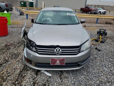 منظر 2013 VOLKSWAGEN PASSAT SE، زاوية 5