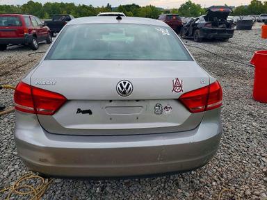 منظر 2013 VOLKSWAGEN PASSAT SE، زاوية 6
