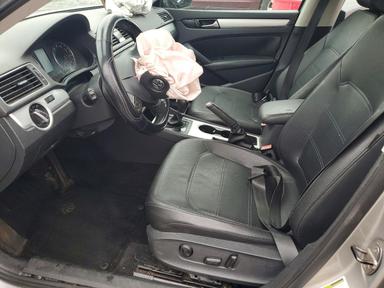 منظر 2013 VOLKSWAGEN PASSAT SE، زاوية 7