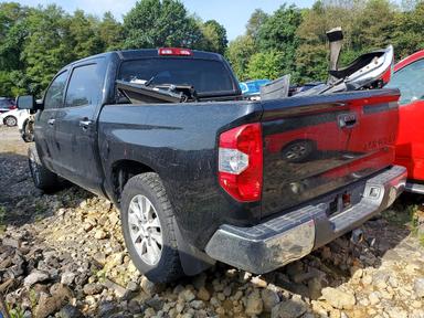 Vue de 2015 TOYOTA TUNDRA CREWMAX LIMITED, angle 2