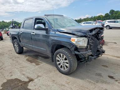Vue de 2015 TOYOTA TUNDRA CREWMAX LIMITED, angle 4