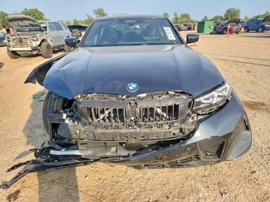 Vista de 2026 BMW 330XI, ángulo 5