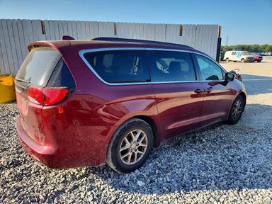 Вид 2020 CHRYSLER VOYAGER LXI, угол 3