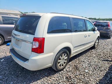 منظر 2013 CHRYSLER TOWN &amp; COUNTRY TOURING، زاوية 3
