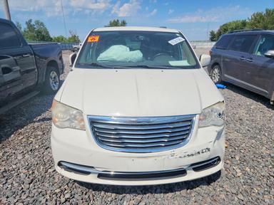 منظر 2013 CHRYSLER TOWN &amp; COUNTRY TOURING، زاوية 5