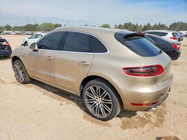 Vue de 2016 PORSCHE MACAN TURBO, angle 2