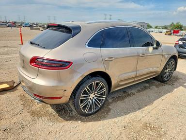 Vue de 2016 PORSCHE MACAN TURBO, angle 3