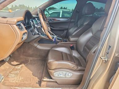 Vue de 2016 PORSCHE MACAN TURBO, angle 7