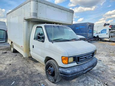 منظر 2007 FORD E450 BOX TRUCK، زاوية 4