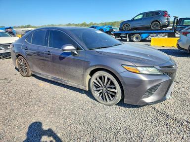 Vue de 2019 TOYOTA CAMRY XSE, angle 4