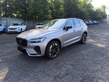 Vista de 2026 VOLVO XC60 PLUS, ángulo 1
