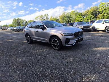 Vista de 2026 VOLVO XC60 PLUS, ángulo 3