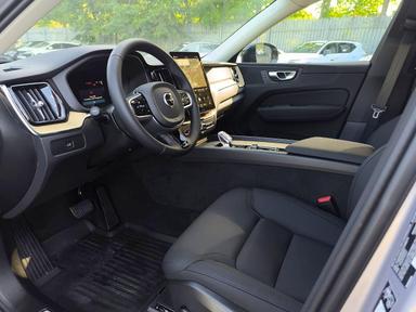 Vista de 2026 VOLVO XC60 PLUS, ángulo 7