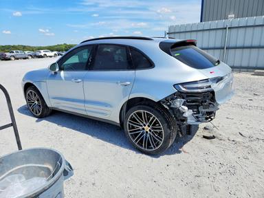 Vista de 2024 PORSCHE MACAN BASE, ángulo 2