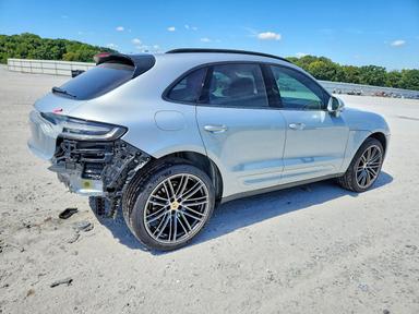 Vista de 2024 PORSCHE MACAN BASE, ángulo 3