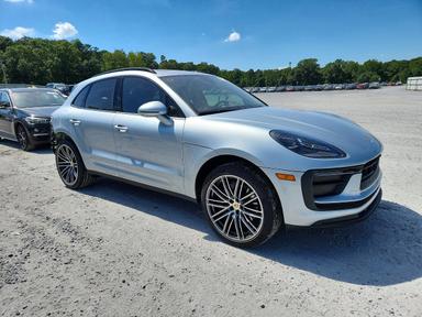 Vista de 2024 PORSCHE MACAN BASE, ángulo 4