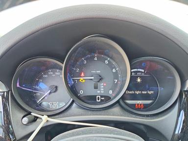 Vista de 2024 PORSCHE MACAN BASE, ángulo 9