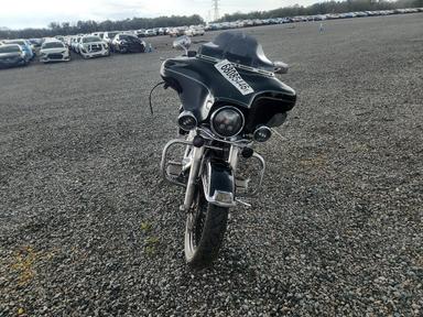 Vue de 2010 HARLEY-DAVIDSON FLHTCU, angle 2