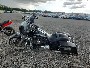 Vue de 2010 HARLEY-DAVIDSON FLHTCU, angle 3