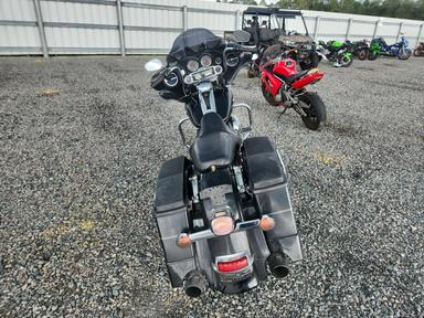 Vue de 2010 HARLEY-DAVIDSON FLHTCU, angle 4