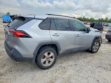 Vue de 2020 TOYOTA RAV4 XLE, angle 3