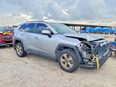 Vue de 2020 TOYOTA RAV4 XLE, angle 4