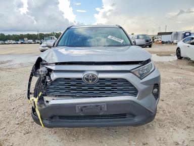 Vue de 2020 TOYOTA RAV4 XLE, angle 5