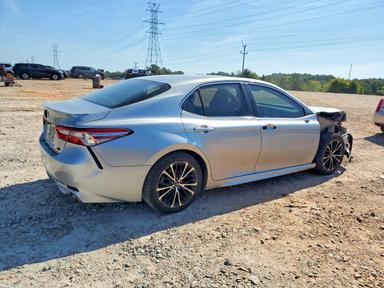 Вид 2018 TOYOTA CAMRY SE, угол 3