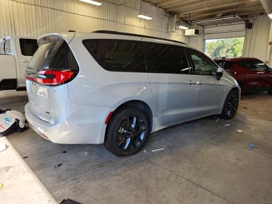 Vue de 2023 CHRYSLER PACIFICA TOURING L, angle 3
