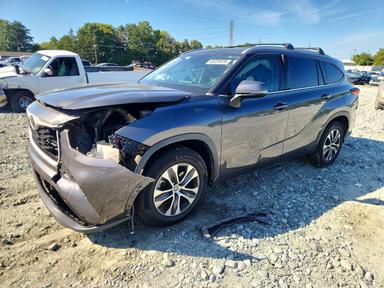Вид 2022 TOYOTA HIGHLANDER XLE, угол 1
